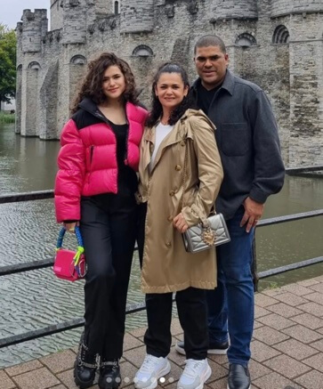 Gislaine Silva Andrade with her daughter, Maisa Silva, and her husband. 